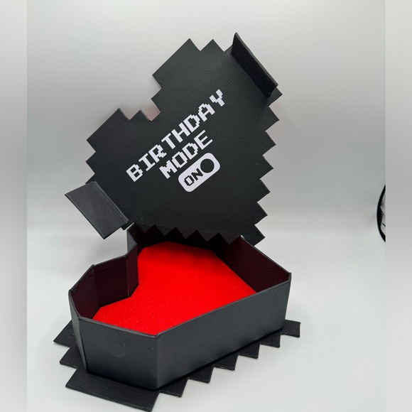 Pixelated heart-shaped box customized with magnetic side closure. - Picture 3 of 12